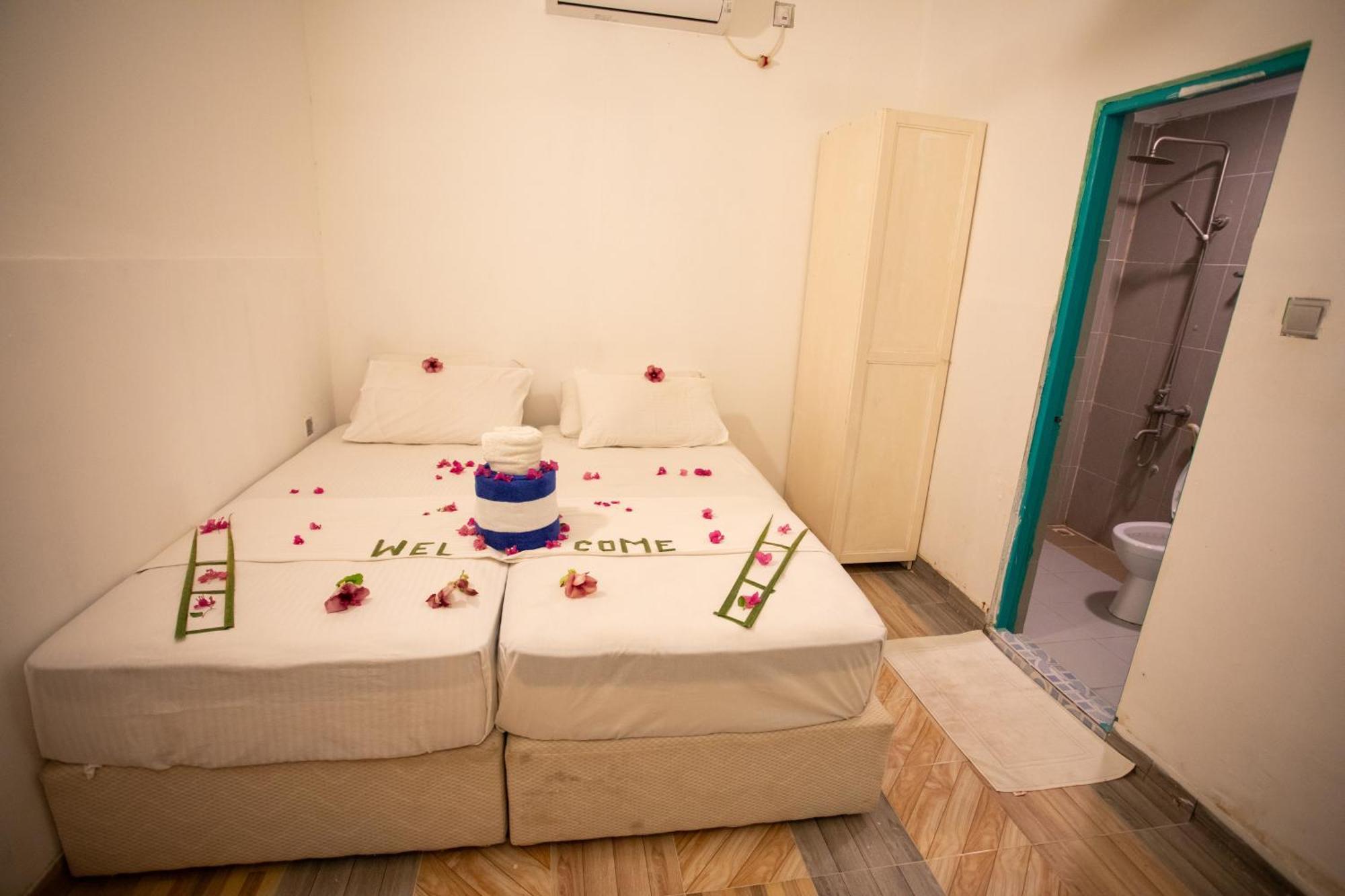 Ihaven Thulusdhoo Hotel Bagian luar foto