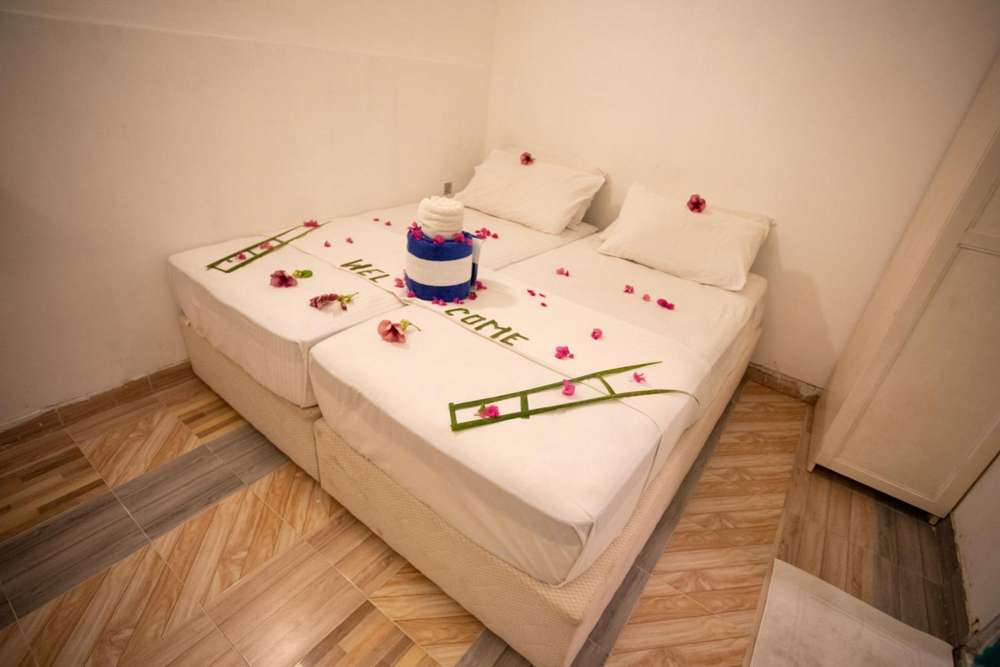 Ihaven Thulusdhoo Hotel Bagian luar foto