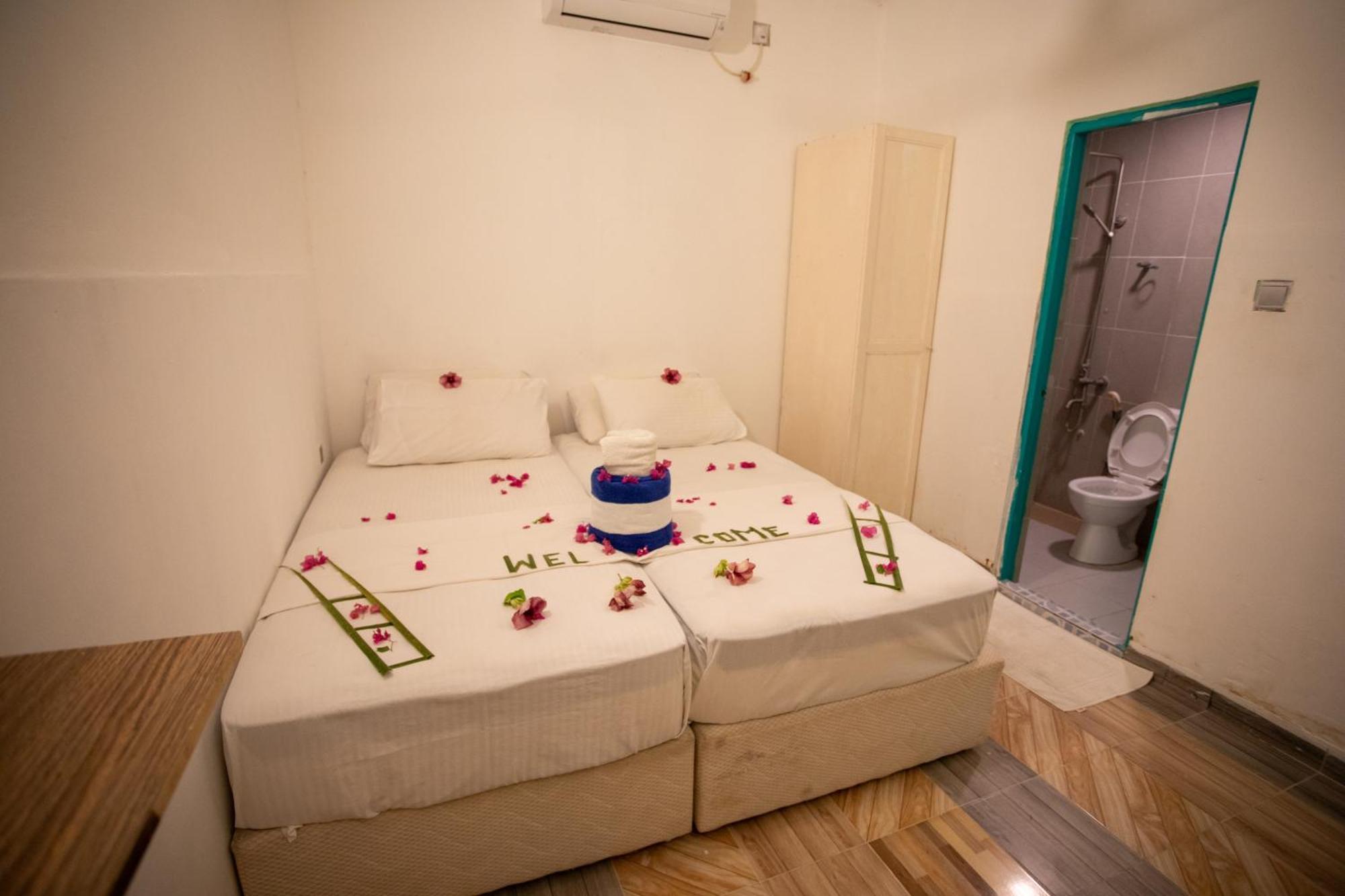 Ihaven Thulusdhoo Hotel Bagian luar foto