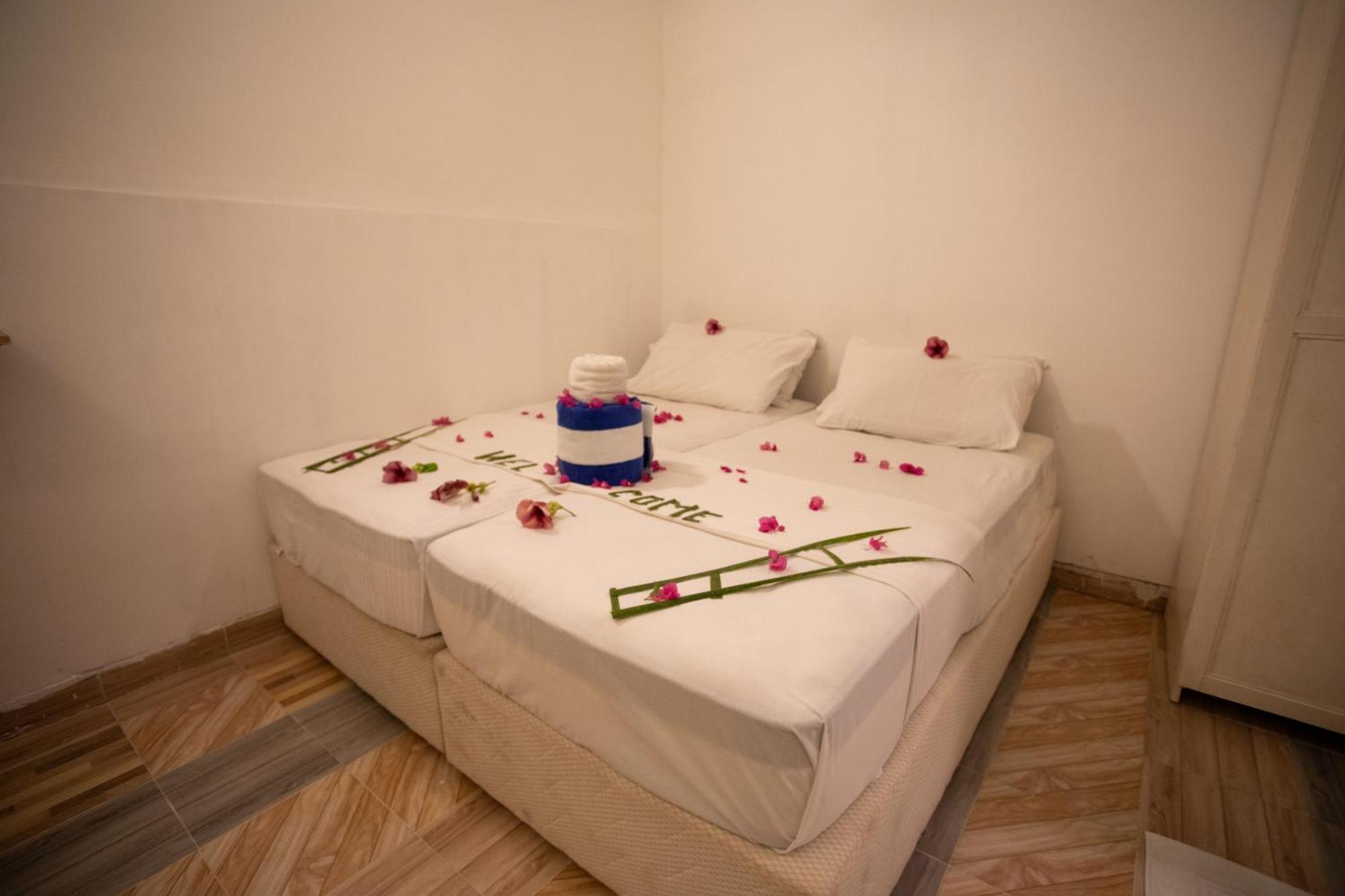 Ihaven Thulusdhoo Hotel Bagian luar foto