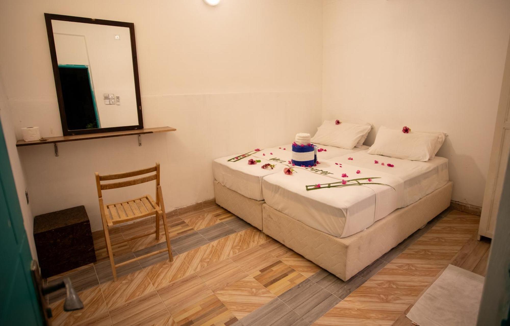 Ihaven Thulusdhoo Hotel Bagian luar foto