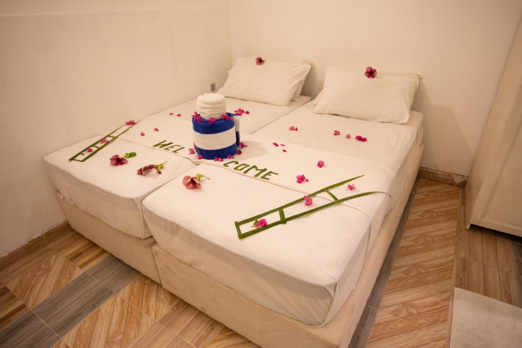 Ihaven Thulusdhoo Hotel Bagian luar foto