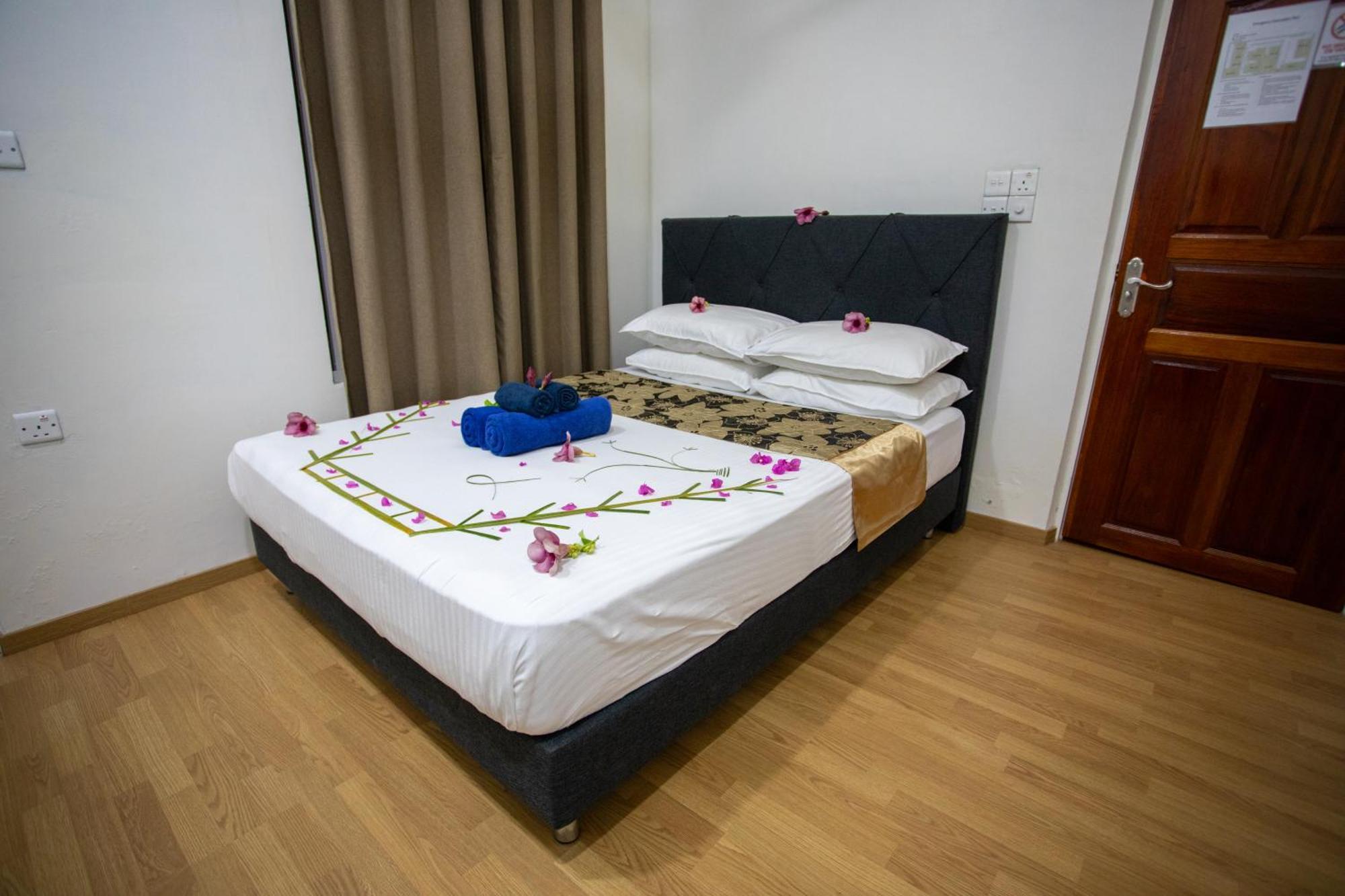 Ihaven Thulusdhoo Hotel Bagian luar foto