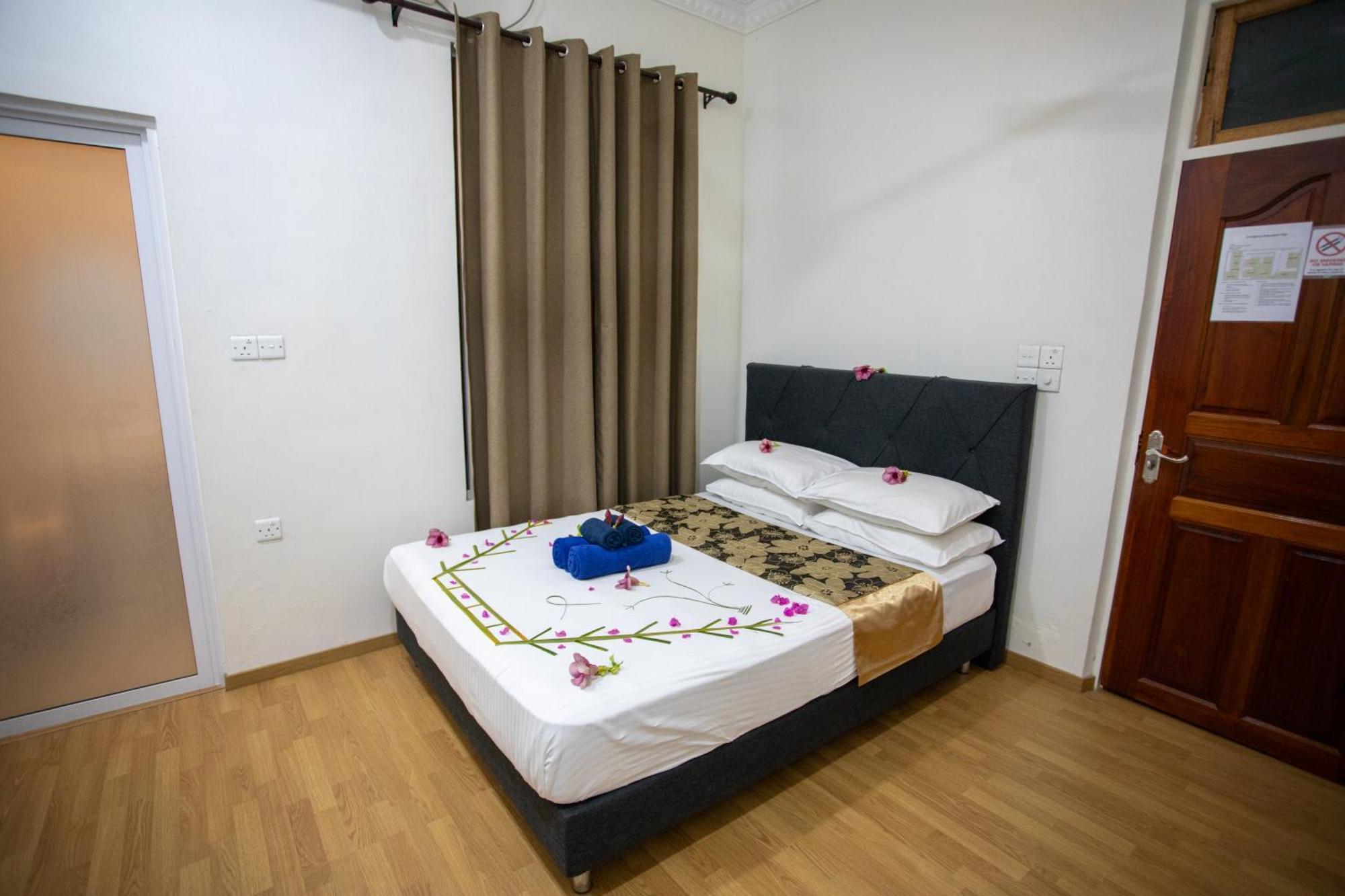 Ihaven Thulusdhoo Hotel Bagian luar foto