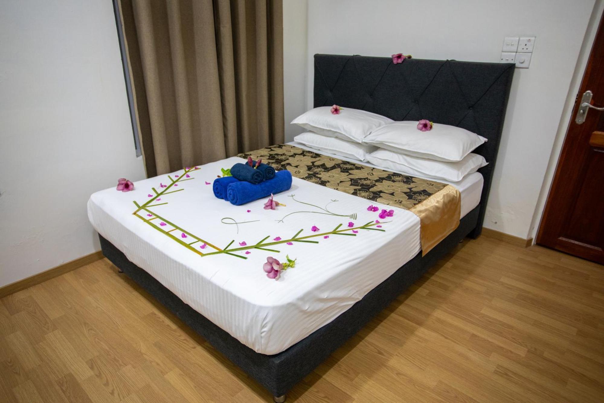 Ihaven Thulusdhoo Hotel Bagian luar foto